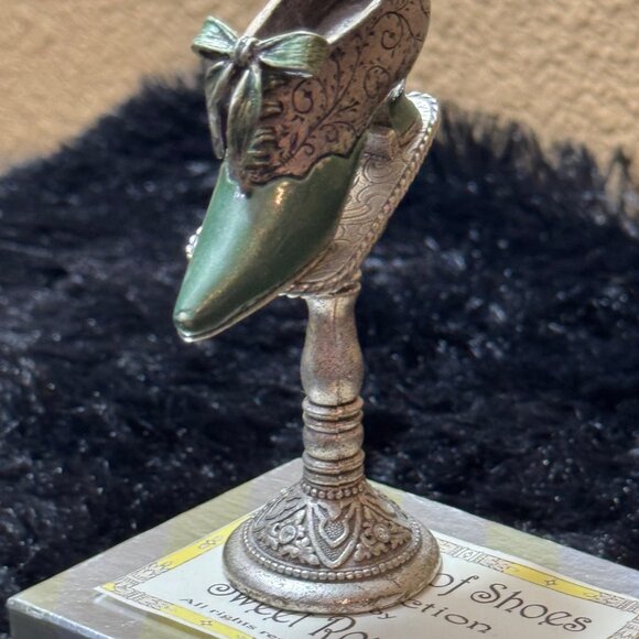 Vintage Sweet Romance History Of Shoes Collection Green Shoe Figurine On Stand - Picture 6 of 7